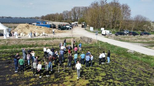 Foto vom Spatenstich für den zweiten Bauabschnitt beim Solarpark "Schornhof" der ANUMAR GmbH bei Ingolstadt in Bayern