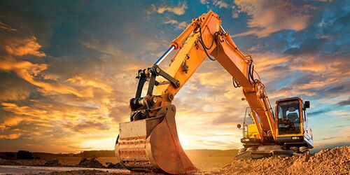 Bagger steht auf Baustelle im Sonnenuntergang |  FSF Insurance Broker ist Fördermitglied des Bundesverbands der Baumaschinen-, Baugeräte- und Industriemaschinen-Firmen e. V.