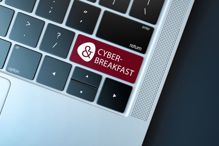 Eine Tastatur mit dem Begriff "Cyber-Breakfast" auf der rechten Shift-Taste | Cyber-Breakfast: Der Expertendialog von NW Assekuranz