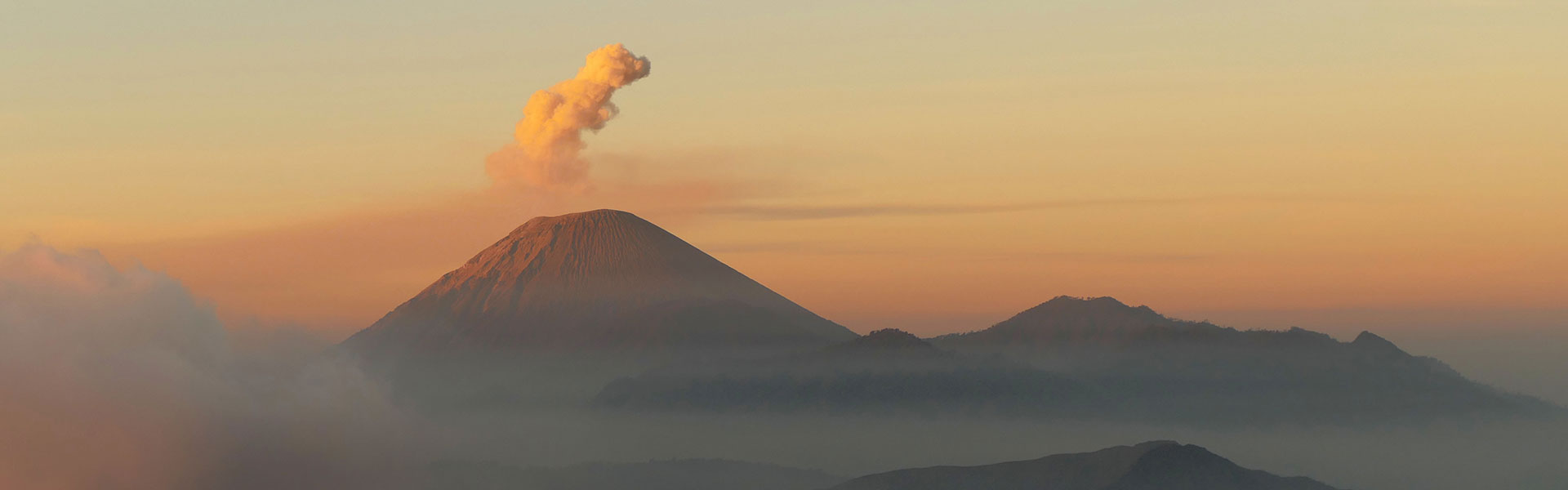 Plumes of smoke: A volcano in Java erupts The Bromo volcano on the Indonesian island of Java at sunrise | A volcanic eruption on Java: How could NW Assekuranz help its client, a local tobacco producer?