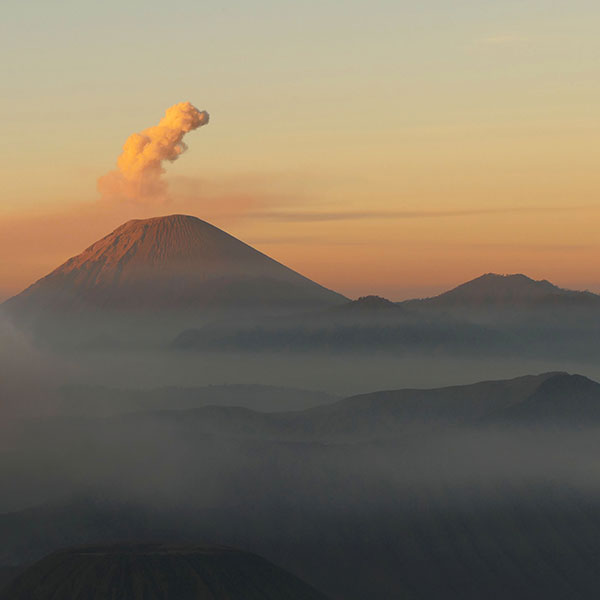The Bromo volcano on the Indonesian island of Java at sunrise | A volcanic eruption on Java: How could NW Assekuranz help its client, a local tobacco producer?